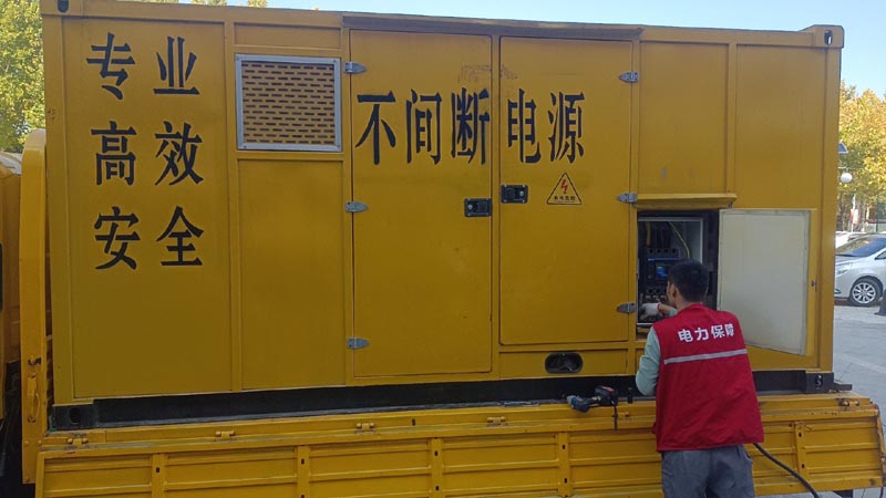 贵南柴油发电机组和UPS电源配合使用时，如何避免切换过程中的电力中断？